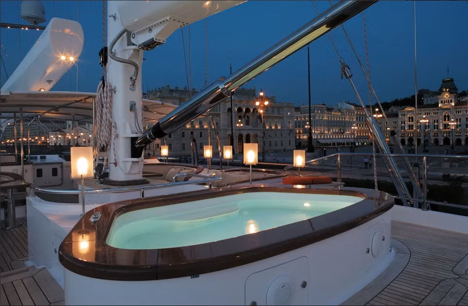 Bể tắm sục jacuzzi cũng là điểm thư giãn lý tưởng khi bạn bước chân lên du thuyền.