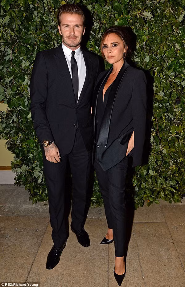 Cặp đôi liên tục nắm tay nhau rất tình cảm trước công chúng, khiến nhiều người phải ghen tỵ vì tình cảm đằm thắm mà ngọt ngào của cặp đôi.