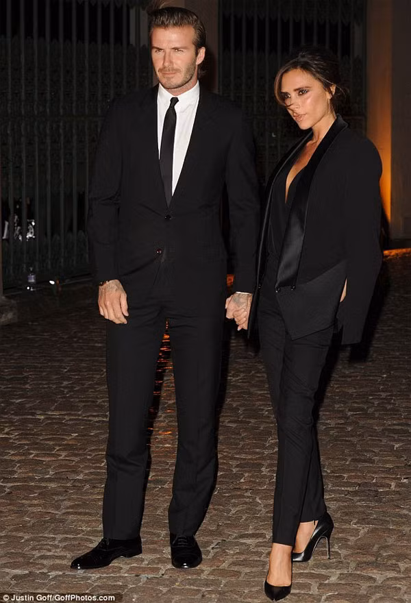 David mặc vest đen với áo sơ mi trắng thắt cà vạt, giày đen, còn Victoria cũng mặc bộ vest màu tương tự phối cùng giày cao gót đen và tóc vấn cao trông vô cùng thanh lịch và quyến rũ.