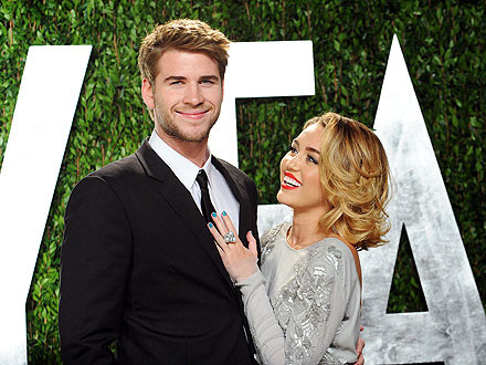 Tháng 5.2012, Liam cầu hôn Miley bằng chiếc nhẫn kim cương 3,5 carat, trong suốt thời gian hẹn hò, đặc biệt sau khi đính hôn năm ngoái, cặp đôi liên tục dính tin đồn chia tay.
