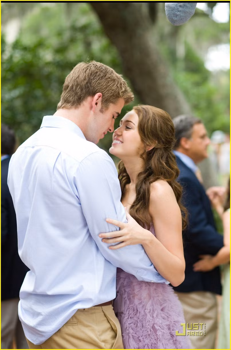 Liam Hemsworth và Miley Cyrus gặp nhau lần đầu trên phim trường The Last Song và không lâu sau đó thành một cặp đôi nổi đình nổi đám ở Hollywood.