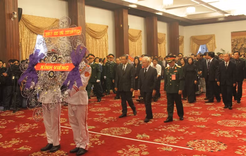 ... do đồng chí Lê Hoàng Quân (đi giữa hàng đầu), Ủy viên Ban chấp hành TW Đảng, Phó Bí thư Thành ủy, Chủ tịch UBND TPHCM dẫn đầu mang vòng hoa kính viếng Đại tướng