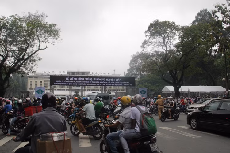 Nhân dân đổ về Dinh Thống Nhất Nhân dân đổ về Dinh Thống Nhất