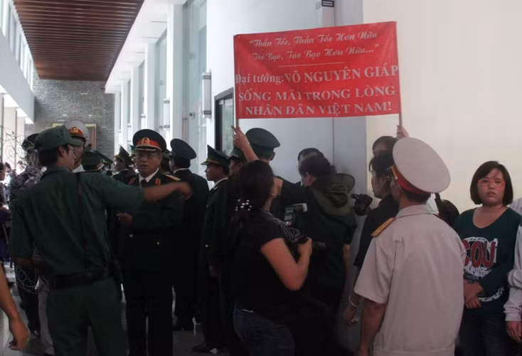 Nhiều đoàn đại biểu vượt hàng trăm cây số đến viếng Đại tướng với lòng tiếc thương vô hạn