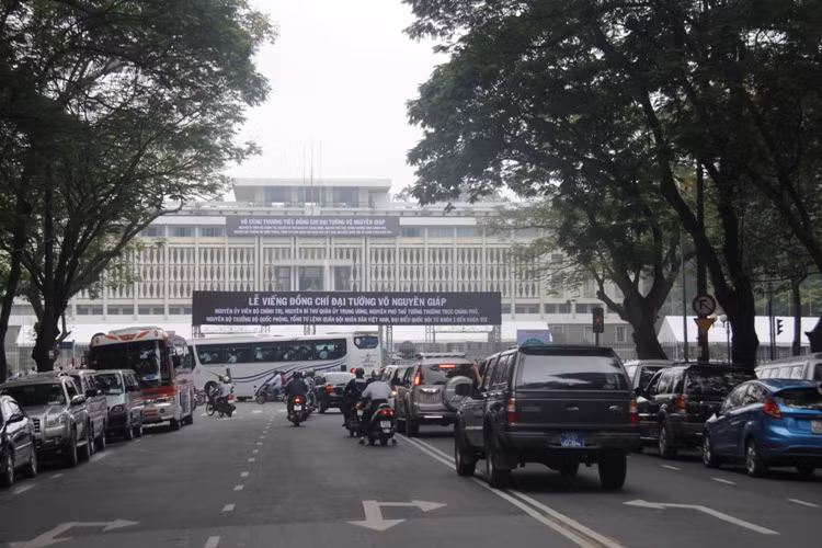 Từ sáng sớm ngày 12/10, các tuyến đường xung quanh Hội trường Thống Nhất, nơi tổ chức lễ viếng và truy điệu Đại tướng Võ Nguyên Giáp tại TP HCM đã đông kín người. Tuy nhiên tất cả đều vô cùng trật tự trong sự điều tiết của CSGT và lực lượng an ninh. Từ sáng sớm ngày 12/10, các tuyến đường xung quanh Hội trường Thống Nhất, nơi tổ chức lễ viếng và truy điệu Đại tướng Võ Nguyên Giáp tại TP HCM đã đông kín người. Tuy nhiên tất cả đều vô cùng trật tự trong sự điều tiết của CSGT và lực lượng an ninh.
