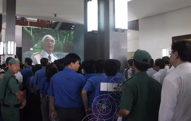 Dù mệt, đói, khát... nhưng không ai rời bỏ vị trí vì sợ mất đi cơ hội được vào viếng tang Đại tướng.