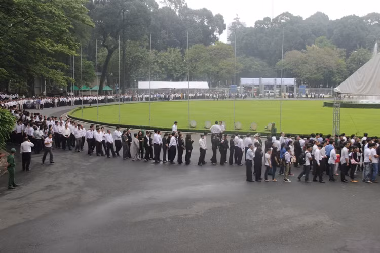 Dòng người xếp hàng dài vô tận xung quanh Hội trường Thống Nhất để vào viếng tang Đại tướng Võ Nguyên Giáp