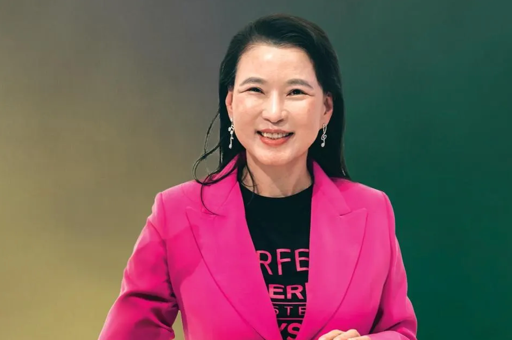 Alice Chang (61 tuổi), Nhà sáng lập và Giám đốc điều hành của Perfect Corp. Quốc tịch: Đài Loan. Perfect Corp, đã phát triển từ phần mềm chỉnh sửa ảnh sang AI và các dịch vụ hỗ trợ cho phép người mua hàng trực tuyến có thể thử đồ trang điểm, màu tóc, trang sức khi mua hàng trực tuyến. Alice Chang đã thành công trong việc phát triển công ty và hiện nay đã có hơn 600 thương hiệu với nhiều công ty làm đẹp lớn nhất thế giới. Cuối năm 2022, công ty chào bán ra công chúng (IPO) tại sàn chứng khoán Nasdaq.