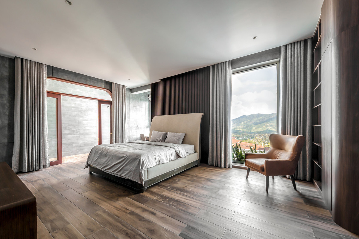 Biệt thự có tổng 5 phòng ngủ. Phòng ngủ chính đặt ở tầng 2, với tầm nhìn ra cảnh núi đồi bên ngoài.