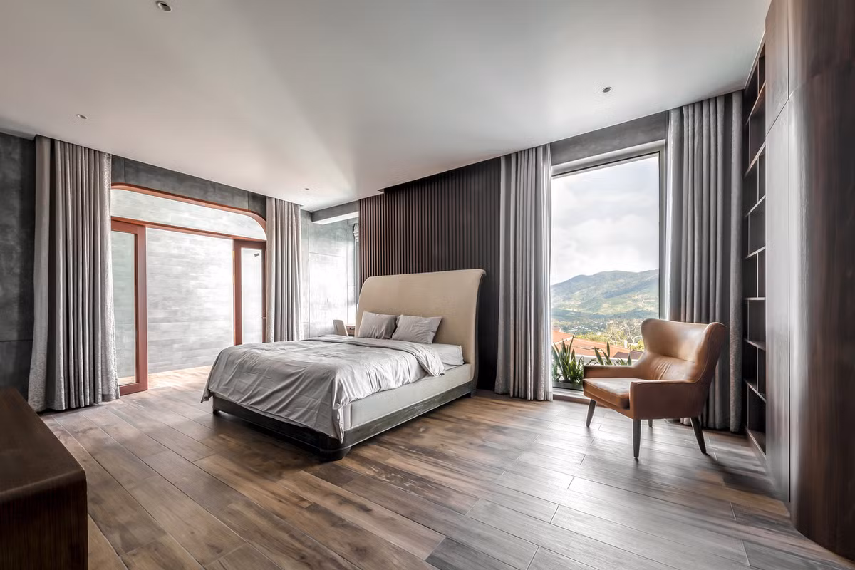 Biệt thự có tổng 5 phòng ngủ. Phòng ngủ chính đặt ở tầng 2, với tầm nhìn ra cảnh núi đồi bên ngoài.