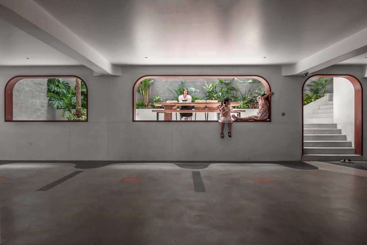 Do diện tích căn nhà rộng, chiếu nghỉ của cầu thang được các kiến trúc sư thiết kế thành khu vui chơi giải trí nhằm tạo cảm giác hứng khởi cho các thành viên mỗi khi đi thang bộ. Đặc biệt, khu vực này luôn nhiều ánh sáng nhờ nằm bên dưới giếng trời. Tầng hầm được thiết kế những họa tiết đường cong và bố trí một khoảng thông tầng ở lối đi bộ với ánh sáng tự nhiên, xóa đi cảm giác tối tăm, nhàm chán.