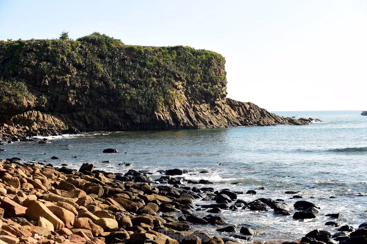 Từ Hòn Yến có thể nhìn ra bãi Xép phía xa, nơi được chọn làm bối cảnh bộ phim “ Tôi thấy hoa vàng trên cỏ xanh”, được chuyển thể từ truyện ngắn cùng tên của nhà văn Nguyễn Nhật Ánh. Và đó là một điểm đến hấp dẫn khác của nơi đất Phú trời Yên.