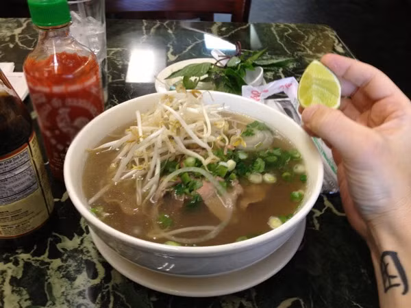 Thoi quen vat chanh vao bun pho dang nong hoi hoa ra sai lam