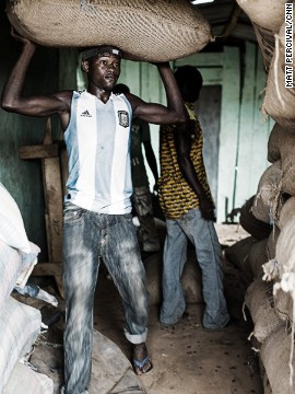 Tuy nhiên, lợi nhuận mà người nông dân thu được từ chính những cây ca cao lại vô cùng ít. Chúng chủ yếu nằm trong tay các thương lái trung gian.