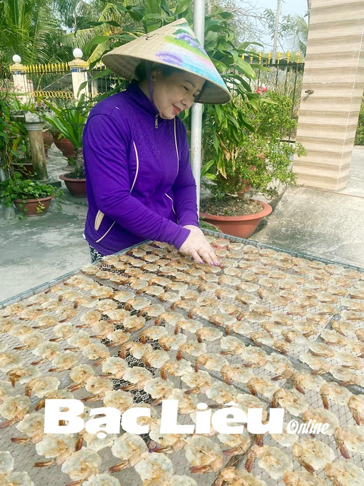 Dem loai tom nay ep kho, nong dan Bac Lieu ban dat hang