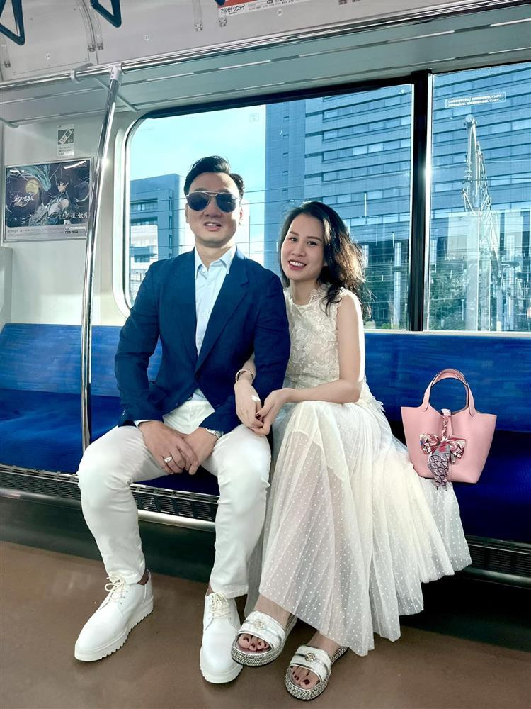 “Anh ấy vốn không phải người khéo léo nhưng khi cần cũng biết chăm con giúp vợ”, Ngọc Hương từng chia sẻ với VietNamNet khi nói về chồng.