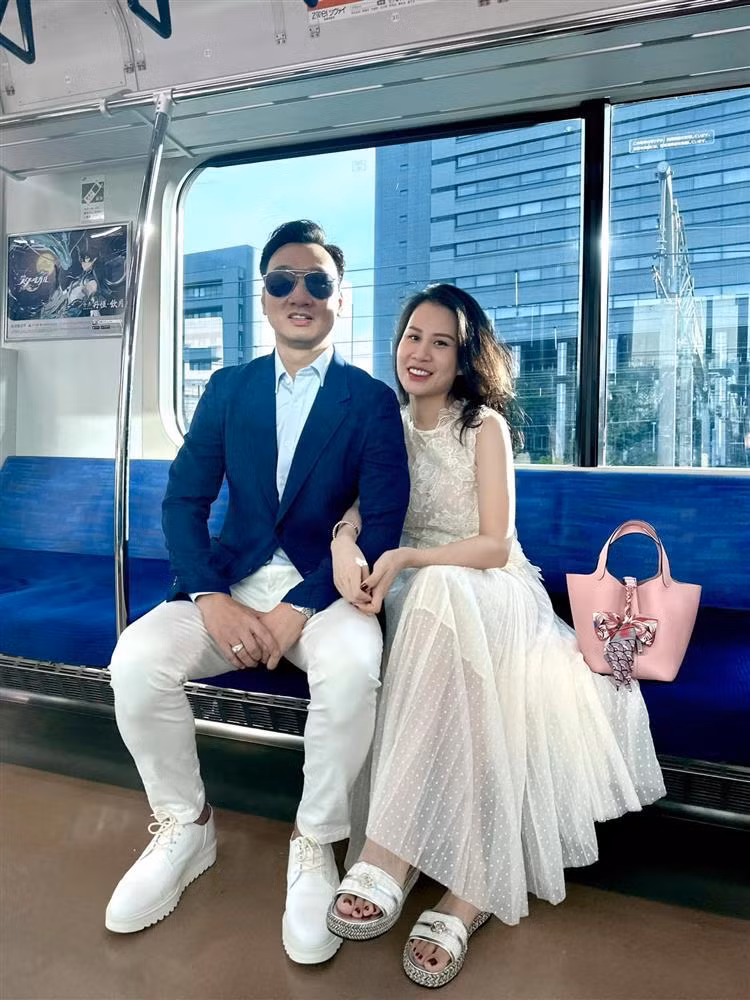 “Anh ấy vốn không phải người khéo léo nhưng khi cần cũng biết chăm con giúp vợ”, Ngọc Hương từng chia sẻ với VietNamNet khi nói về chồng.