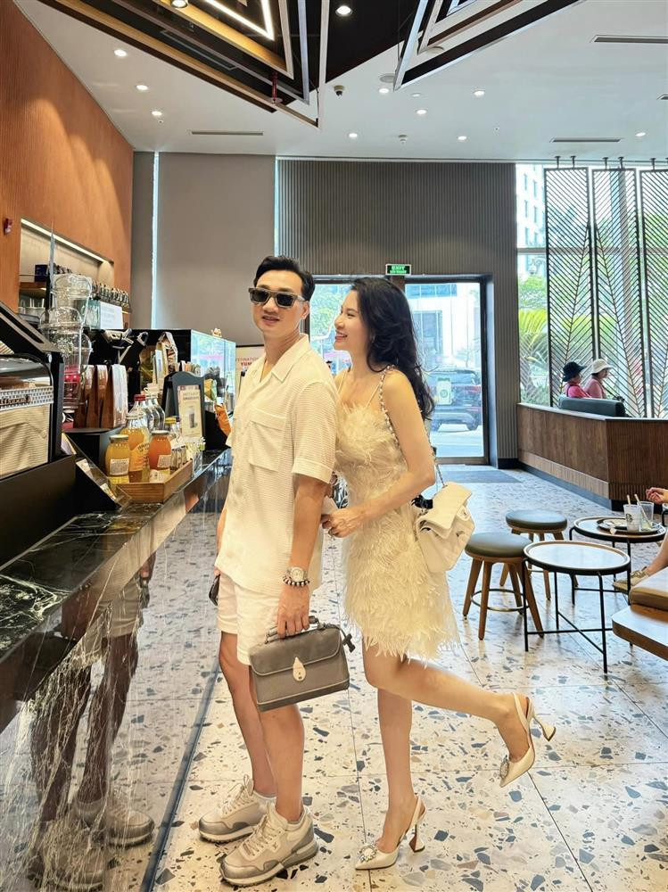 Với Ngọc Hương, Thành Trung là người chồng luôn tôn trọng và bàn bạc mọi việc với vợ. Còn trong mắt Thành Trung, vợ anh biết hy sinh, giúp anh cân bằng lại tính cách nóng nảy.