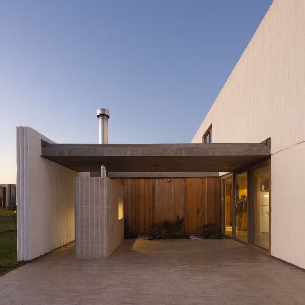 Cấu trúc của ngôi nhà được tạo nên từ 3 bức tường song song bằng gạch xây và các tấm gỗ đúc sẵn khớp nối ngôi nhà theo hướng vuông góc.