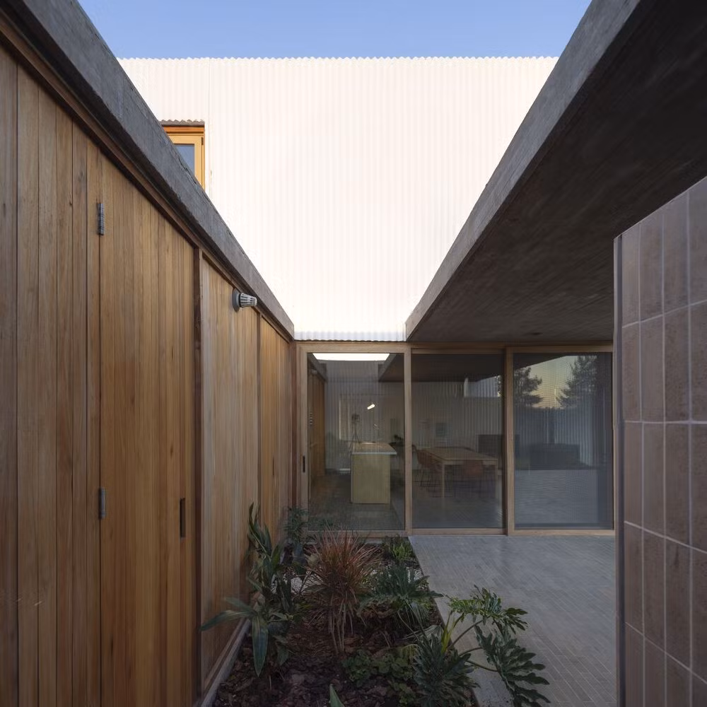 Cây xanh được trồng xen giữa các không gian để mang thiên nhiên đến với con người nhiều hơn. Kiến trúc sư cho rằng đây là một trong những mẫu nhà lí tưởng cho gia đình ít người, với thiết kế đơn giản nhưng sang trọng.