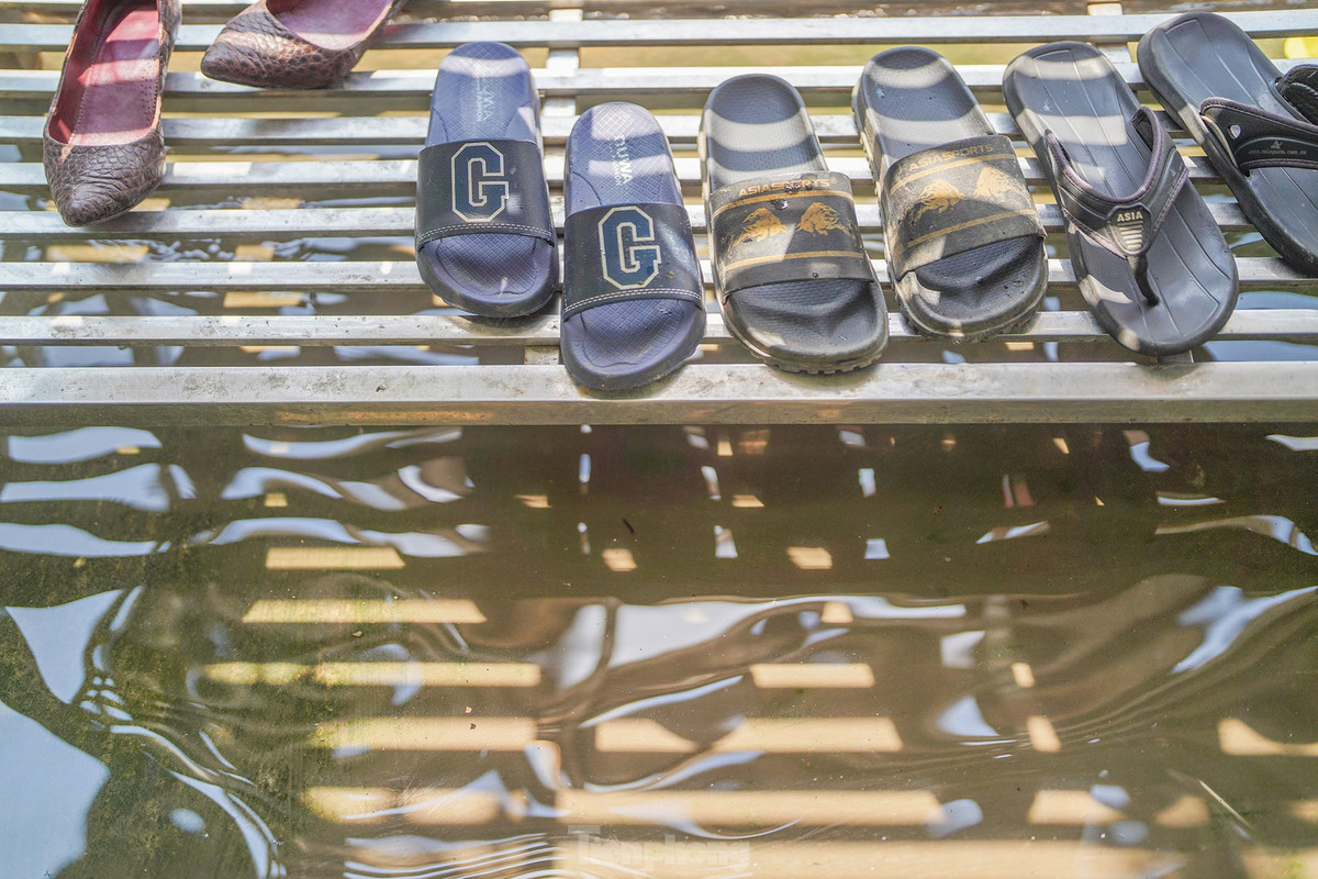 Khu vực thực khách gửi lại giày, dép trên kệ...