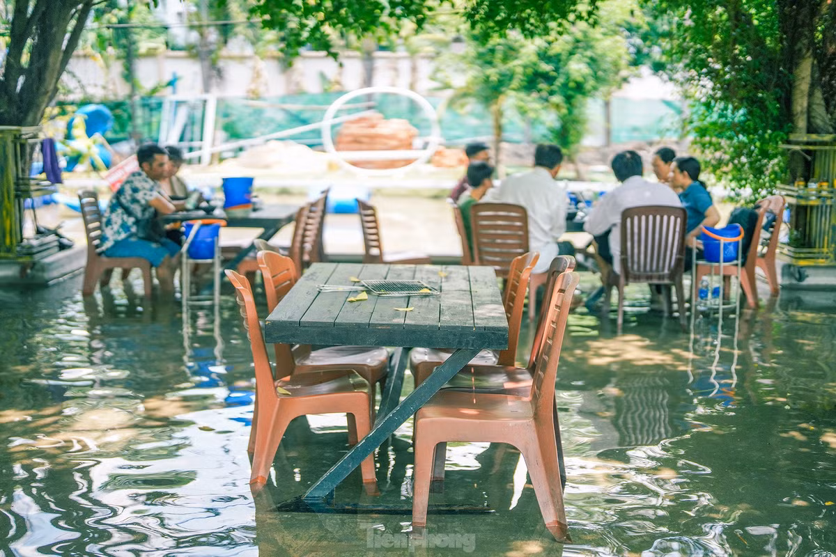 Mùa nước nổi là hiện tượng thiên nhiên thường xảy ra ở miền Tây, chủ yếu vào cuối mùa mưa (từ tháng 9-11) khi lượng nước mưa từ các con đường núi đổ về sông lớn như sông Tiền và sông Hậu. Sự cộng hưởng của nước mưa và nước lũ khiến cho mực nước ở miền Tây tăng lên đáng kể khiến nhiều cánh đồng ngập mênh mông, làng xóm bao quanh bởi biển nước.