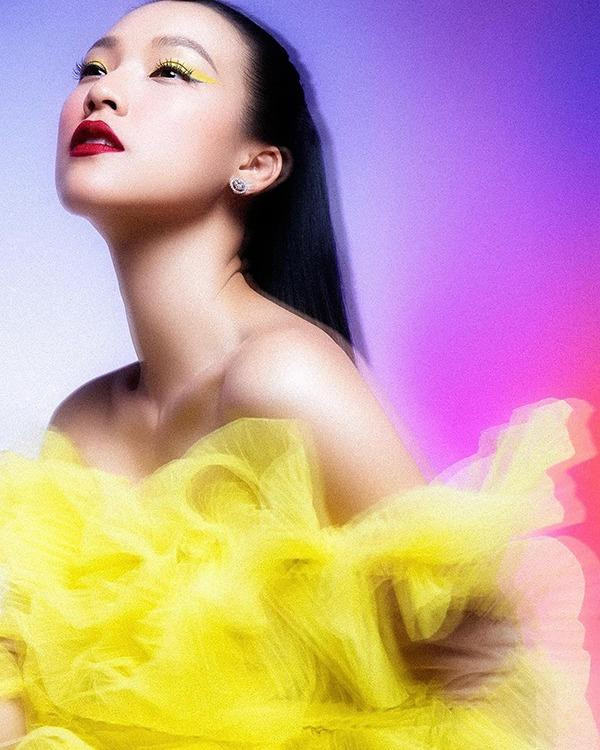 guyên tắc giữ dáng đầu tiên mà Á hậu Hoàng Oanh chia sẻ chính là chỉ ăn nhiều các món mà bản thân yêu thích, còn lại những món ăn khác thì ăn rất ít. Đặc biệt với các món ăn ngọt như socola và trà sữa, mỗi lần nạp chất ngọt vào người cô phải tiêu hao nhiều năng lượng ở phòng tập để giữ dáng không bị tăng cân.