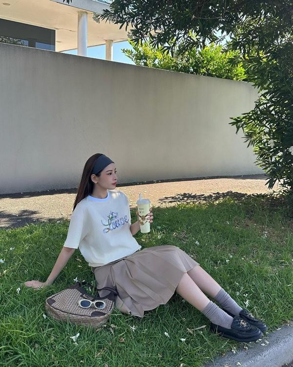 gười đẹp chọn đôi giày lười chần trám của Chanel có giá 1.570 USD (khoảng 40 triệu đồng) cho những dịp phải di chuyển nhiều.