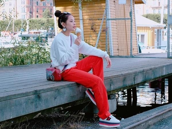 ữ ca sĩ Chi Pu lên set đồ từ túi đến giày đều là hàng hiệu Gucci đắt tiền, mang phong cách trẻ trung, năng động.