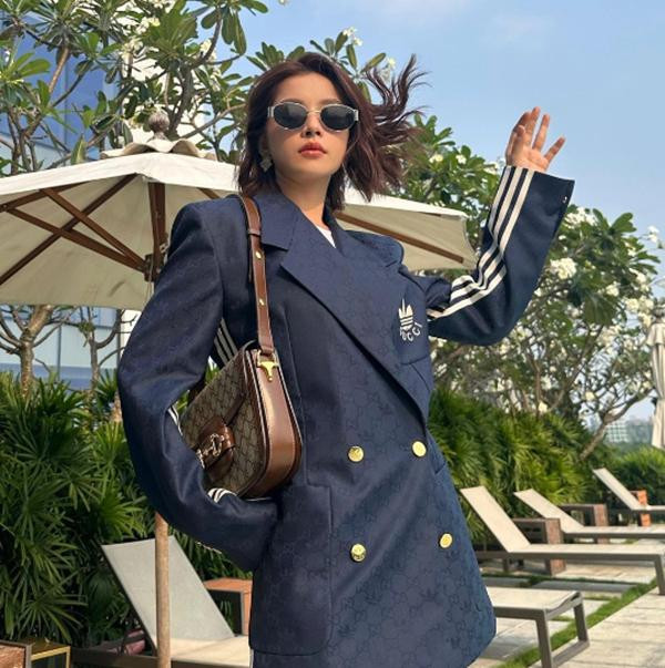 rang phục ngày thường của nữ ca sĩ xinh đẹp cũng khá tốn kém. Cô kết hợp chiếc blazer adidas x Gucci cùng túi xách Horsebit 1955 có giá 2.890 USD (gần 68 triệu đồng).