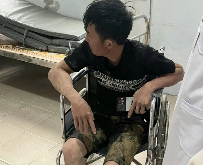 Một nạn nhân may mắn thoát chết, chưa hết bàng hoàng.