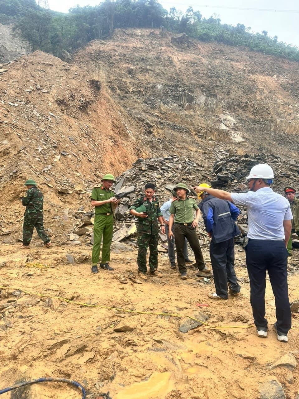 Địa hình đồi núi dốc, đá lởm chởm cộng với trơn trượt sau mưa lớn khiến lực lượng cứu hộ mất 1 tiếng đồng hồ mới tiếp cận được hiện trường.