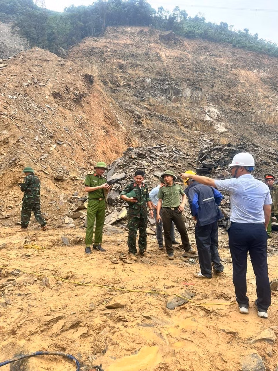 Địa hình đồi núi dốc, đá lởm chởm cộng với trơn trượt sau mưa lớn khiến lực lượng cứu hộ mất 1 tiếng đồng hồ mới tiếp cận được hiện trường.