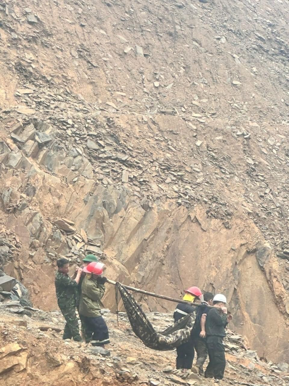 Lực lượng cứu hộ dùng cáng võng để đưa các nạn nhân xuống núi.