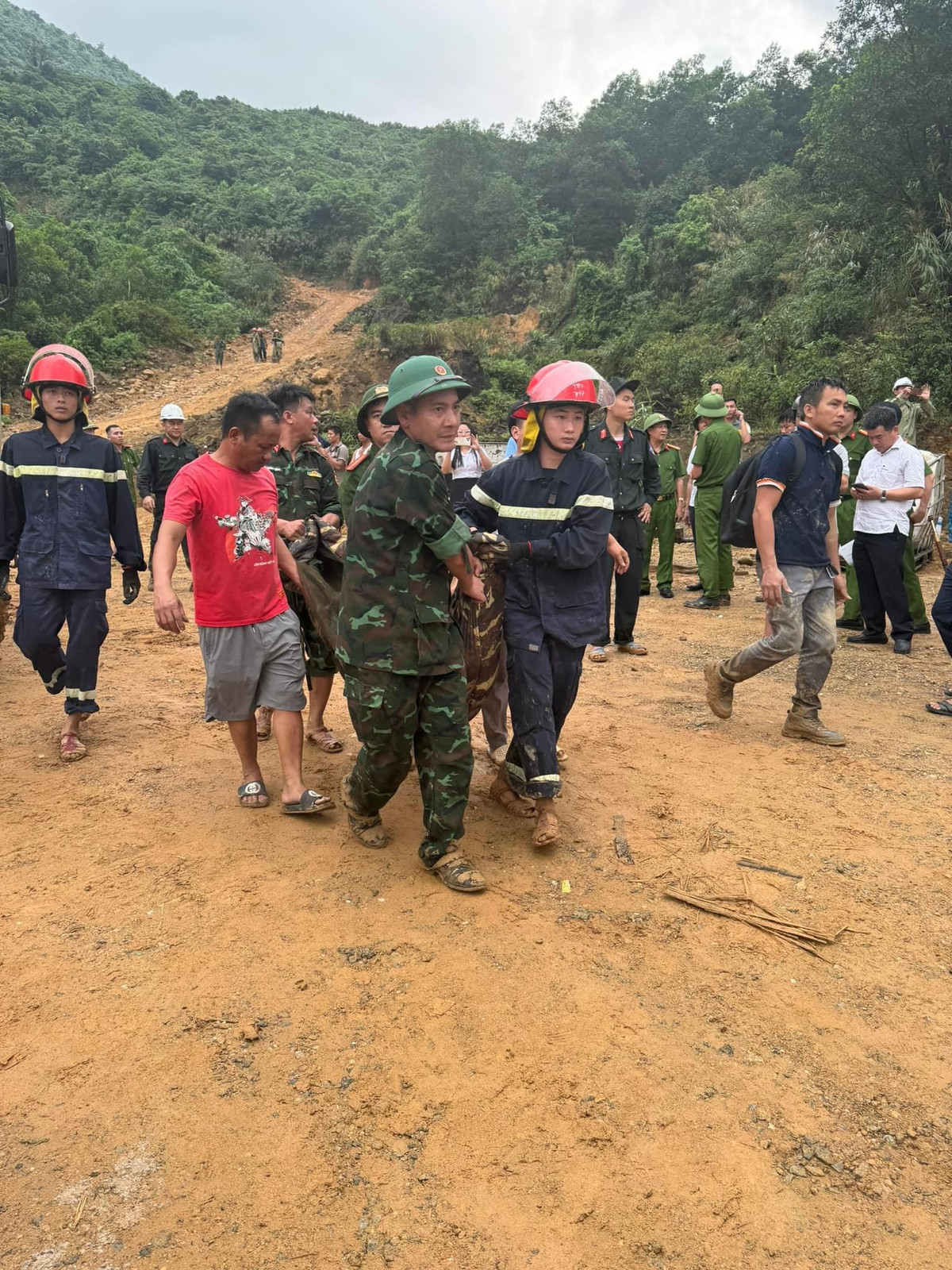 Đến khoảng 16h cùng ngày, các nạn nhân được lực lượng cứu hộ đưa xuống núi...