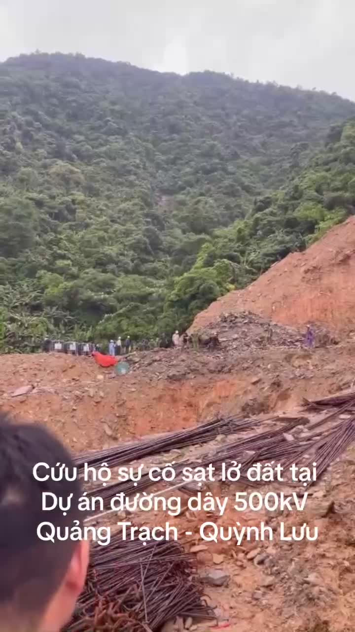 Khoảng 14h ngày 6/5, mưa lớn đã khiến khu vực gần cột số 28 thuộc Dự án đường dây 500kV Quảng Trạch - Quỳnh Lưu đoạn qua TDP Lê Lợi, phường Kỳ Liên, thị xã Kỳ Anh, tỉnh Hà Tĩnh bị sạt lở.