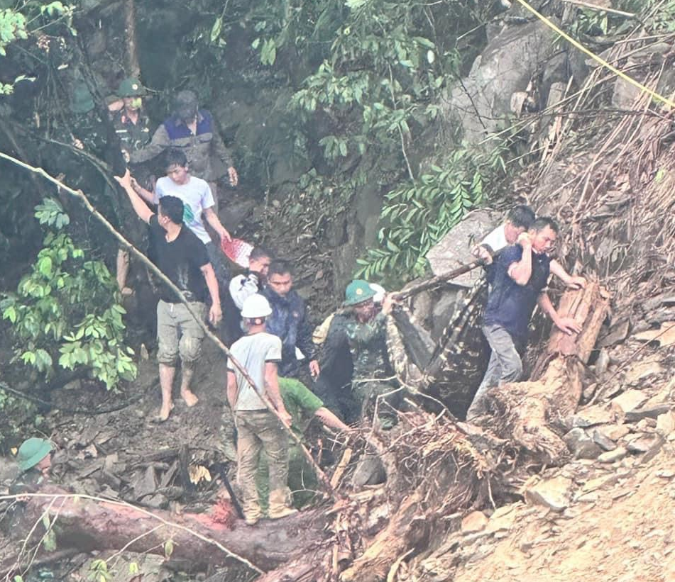 Lúc này, 18 công nhân của đơn vị thi công là Công ty CP Đầu tư và Xây dựng Thanh Xuân (Hà Nội) đang trú mưa trong lán tạm đã bị đất đá vùi lấp. Sự cố đã khiến 03 công nhân tử vong; 04 người công nhân bị thương, 11 công nhân may mắn chạy thoát.