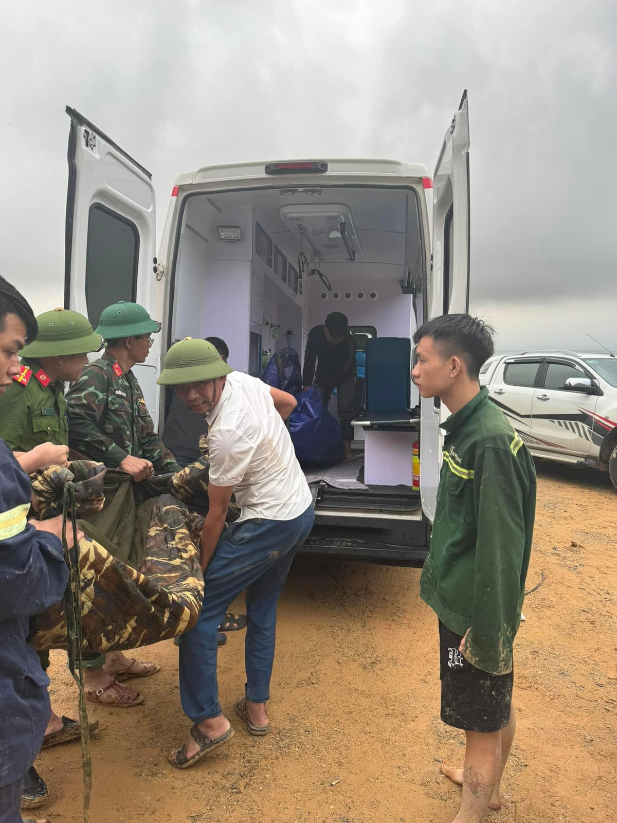 Các nạn nhân được đưa vào bệnh viện Đa khoa thị xã Kỳ Anh cấp cứu.