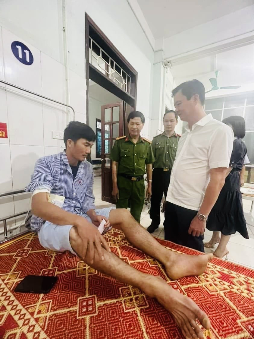 Lãnh đạo UBND tỉnh, Công an tỉnh Hà Tĩnh đã đến thăm hỏi, động viên tinh thần các nạn nhân đang điều trị tại Bệnh viện Đa khoa thị xã Kỳ Anh.