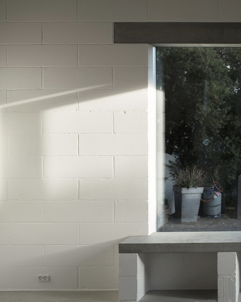 Các khối tường được sơn trực tiếp bằng sơn khoáng silicat, giúp các khối trở nên thoáng khí và hấp thụ độ ẩm trong nhà.