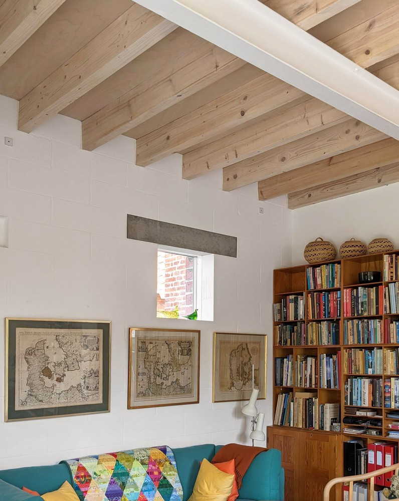 Các thanh xà bằng gỗ được xử lý bằng sáp để chống mối mọt.