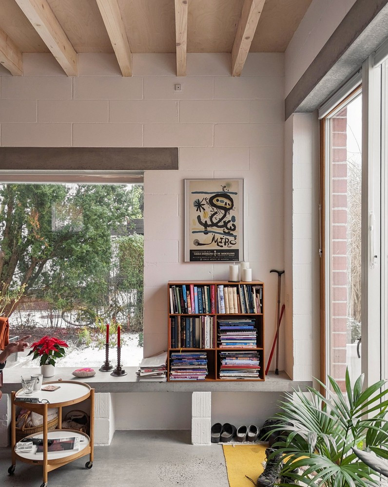 Phòng khách cao ráo, là nơi con cháu đến thăm và quây quần bên ông bà mỗi dịp tụ họp.