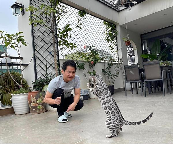 iện tại, vợ chồng nam ca sĩ và hai con đang sinh sống trong căn nhà rộng rãi, khang trang ở Hà Nội. Ngoài ra, Trọng Tấn còn sở hữu cơ ngơi bạc tỷ ở quê nhà Thanh Hóa.