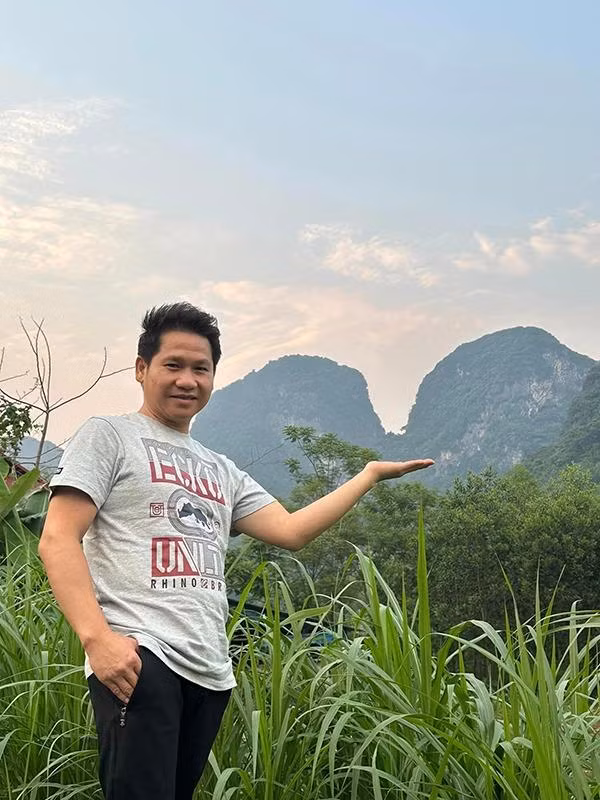 Trước khi trở thành giọng hát vàng trong làng nhạc đỏ, Trọng Tấn từng có ý định thi ĐH Kiến trúc, tuy nhiên sau đó anh lại đi theo tình yêu ca hát và học tập tại Học viện Âm nhạc quốc gia. Nhưng suy đi tính lại, anh đành từ bỏ bởi lo lắng không có tiền đóng học phí. Lúc này, một người anh đang học ở Nhạc viện về chơi, thấy Trọng Tấn chơi đàn và hát nên khuyên anh đi thi Nhạc viện Hà Nội. Đây cũng chính là bước ngoặt giúp Trọng Tấn gặt hái được những thành công rực rỡ về sau.