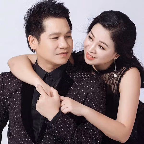 Về vợ nam ca sĩ, chị Thanh Hoa là người giúp sự nghiệp của anh ngày càng thăng hoa. Cả hai nên duyên khi cùng học cấp 3 ở trường Lam Sơn, Thanh Hóa. Thuở đó, Trọng Tấn học lớp 11, còn bà xã dưới anh một lớp. Tuy học khác buổi, nhưng cặp đôi lại tình cờ ngồi cùng một bàn. Và rồi, những mảnh giấy làm quen, giấu nơi hốc bàn, gốc cây đã gắn kết họ với nhau. Sau này, khi Trọng Tấn lên Hà Nội học, còn Thanh Hoa ở Thanh Hóa, cũng chính những bức thư đã giúp tình yêu của họ ngày càng bền chặt. Điều đáng quý nhất là sau khi kết hôn, dù xinh đẹp và giỏi giang, nhưng Thanh Hoa chấp nhận lui về làm hậu phương cho chồng. Sau khi kết hôn, cô tập trung chăm sóc hai con, quản lý việc kinh doanh và hỗ trợ Trọng Tấn phấn đấu trên con đường âm nhạc, học vấn. Mỗi khi nhắc đến bà xã, nam ca sĩ luôn không giấu được niềm tự hào. Anh chia sẻ: “Vợ tôi cũng là người phụ nữ đáng cho nhiều người mơ ước. Cô ấy đẹp, có hai bằng đại học, hơn nữa lại hết lòng vì chồng con. Một người đàn ông còn cần gì hơn thế”.