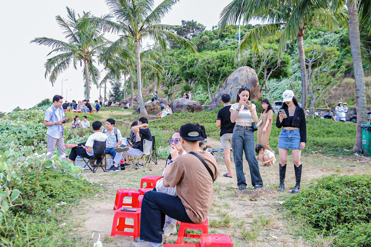 Sau những giờ làm việc căng thẳng, các bạn trẻ đến đây để đọc sách, "tám chuyện" thư giãn.