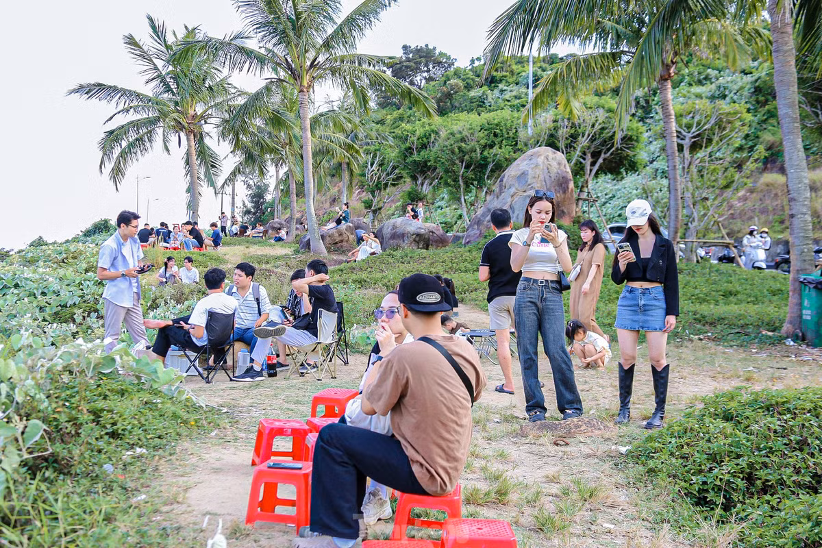 Sau những giờ làm việc căng thẳng, các bạn trẻ đến đây để đọc sách, "tám chuyện" thư giãn.