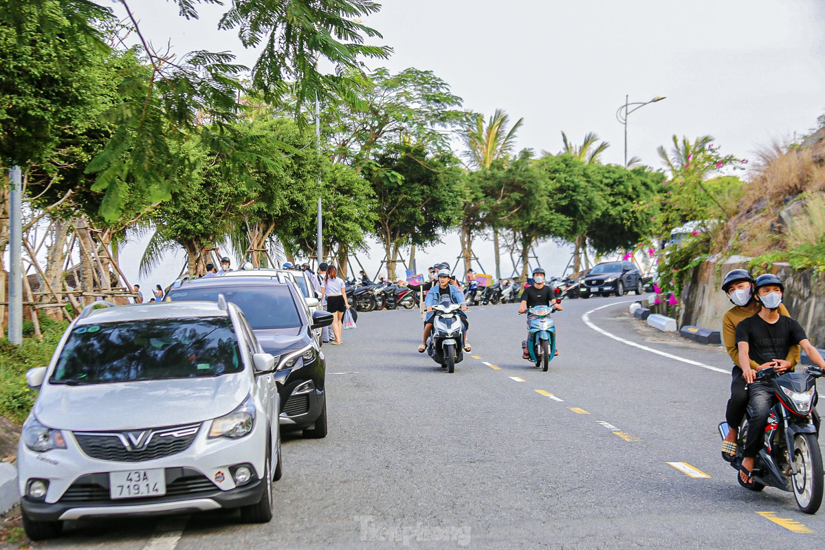Càng về chiều lượng người càng đông khiến hai bên đường lên bán đảo Sơn Trà chật kín chỗ đậu xe.