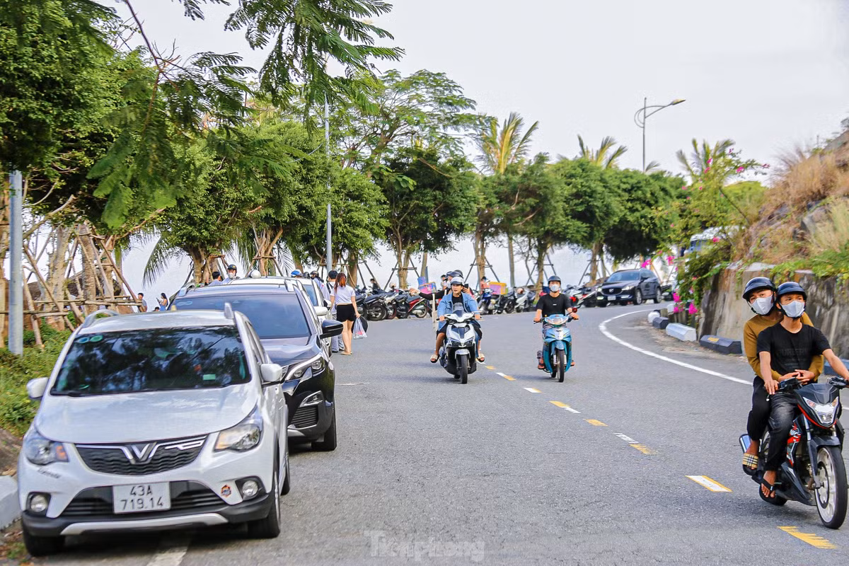 Càng về chiều lượng người càng đông khiến hai bên đường lên bán đảo Sơn Trà chật kín chỗ đậu xe.