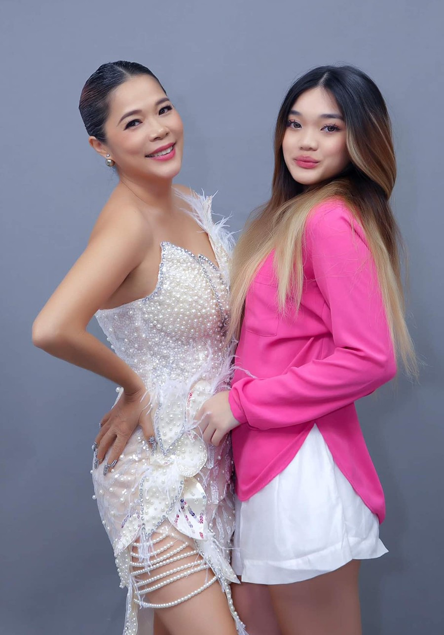 Theo đó, Jennifer Ngô (tên thật là Ngô Mỹ Uyên) trúng tuyển vào bốn trường University of Huddersfield, King's College London, Regent's University London, London Metropolitan University, Anglia Ruskin University, chuyên ngành Y khoa.